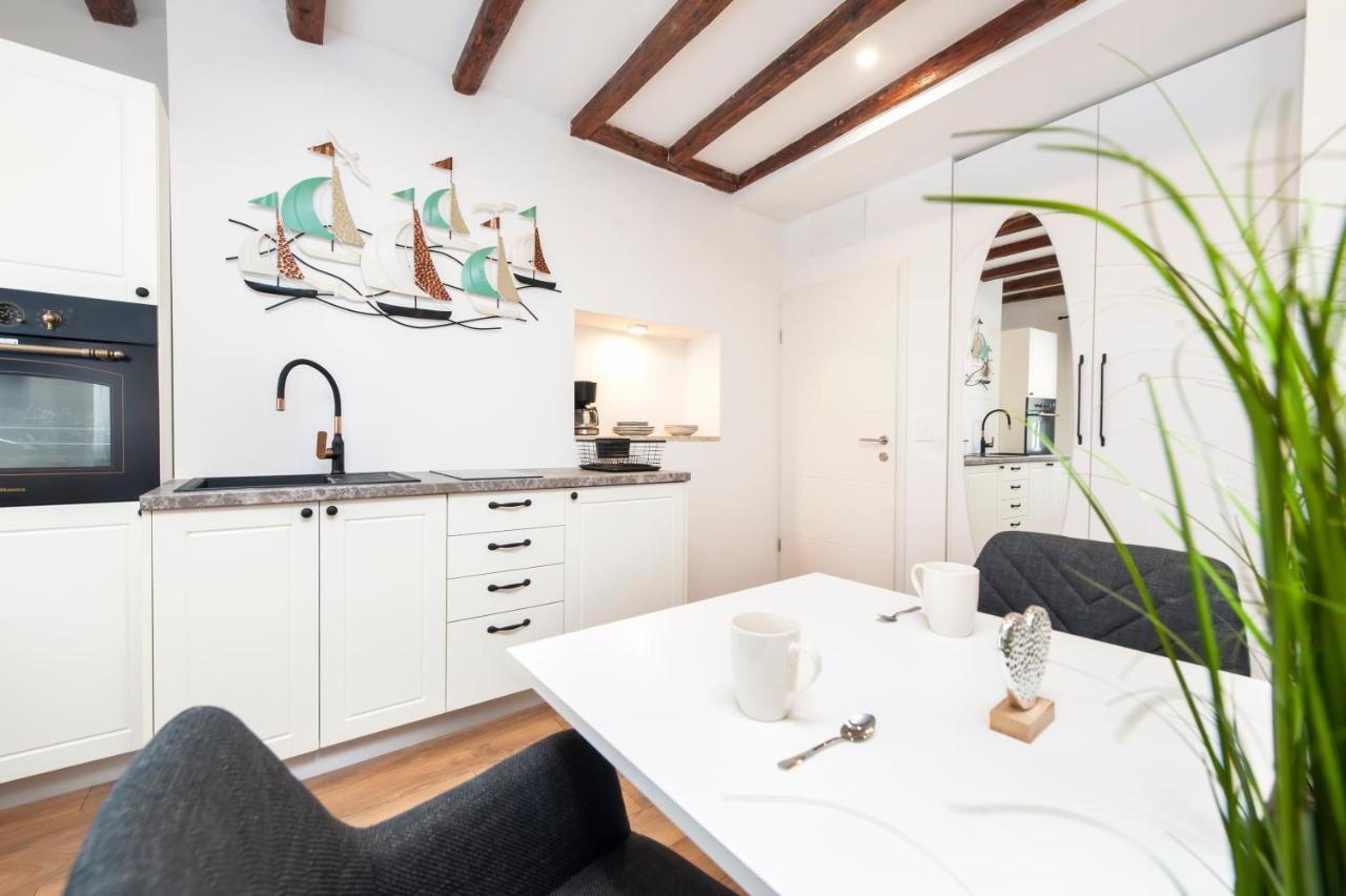 The Yellow House Apartments Rovinj Bagian luar foto