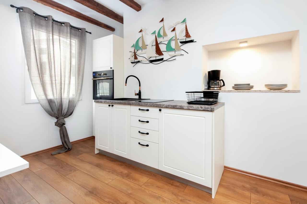 The Yellow House Apartments Rovinj Bagian luar foto