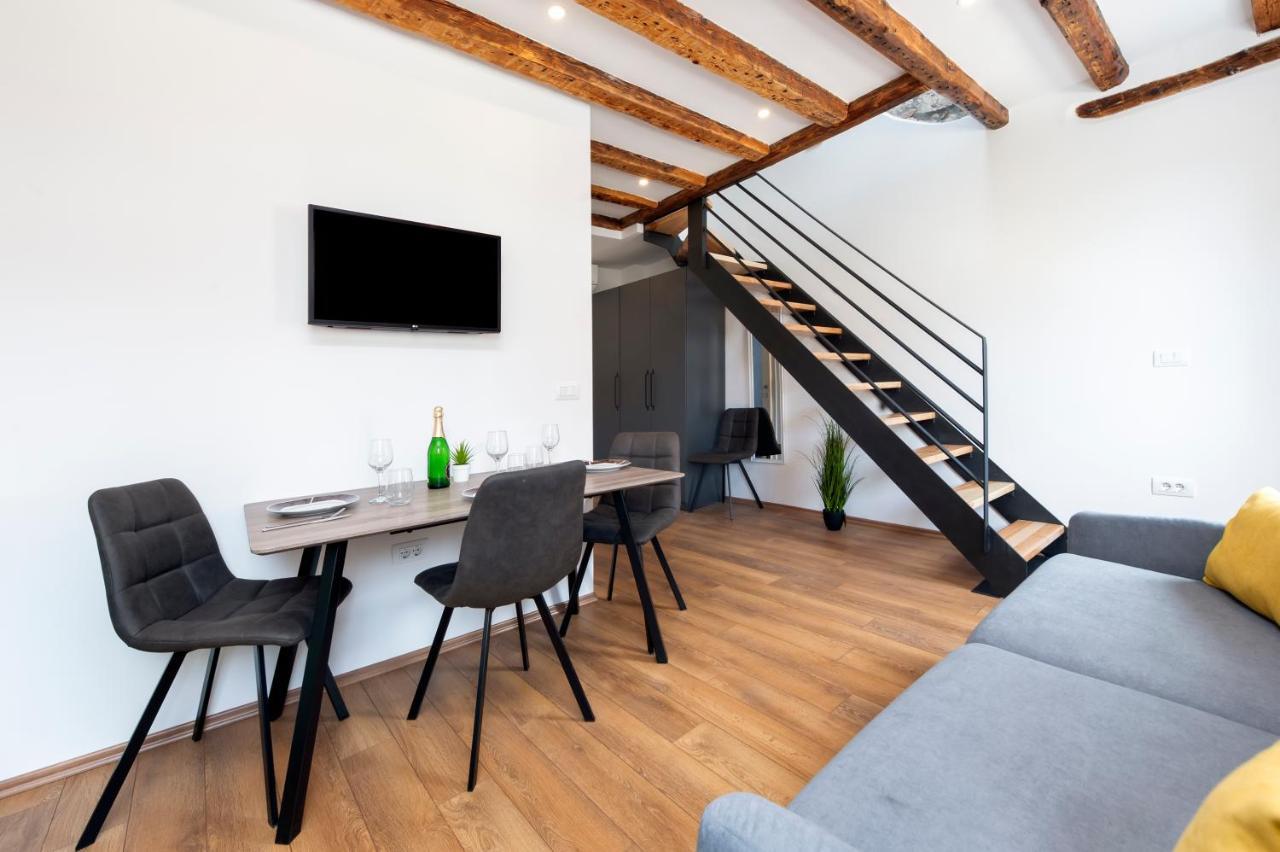 The Yellow House Apartments Rovinj Bagian luar foto