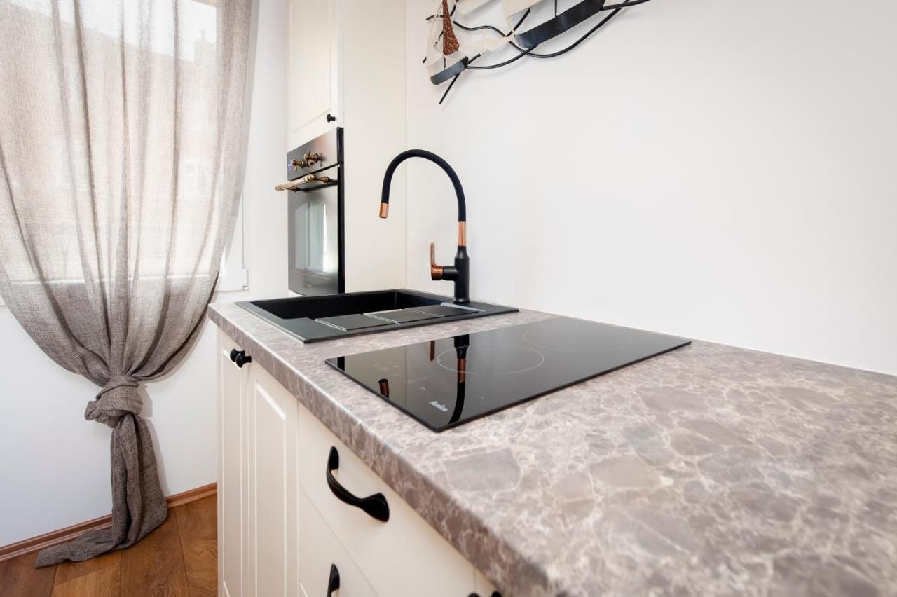 The Yellow House Apartments Rovinj Bagian luar foto