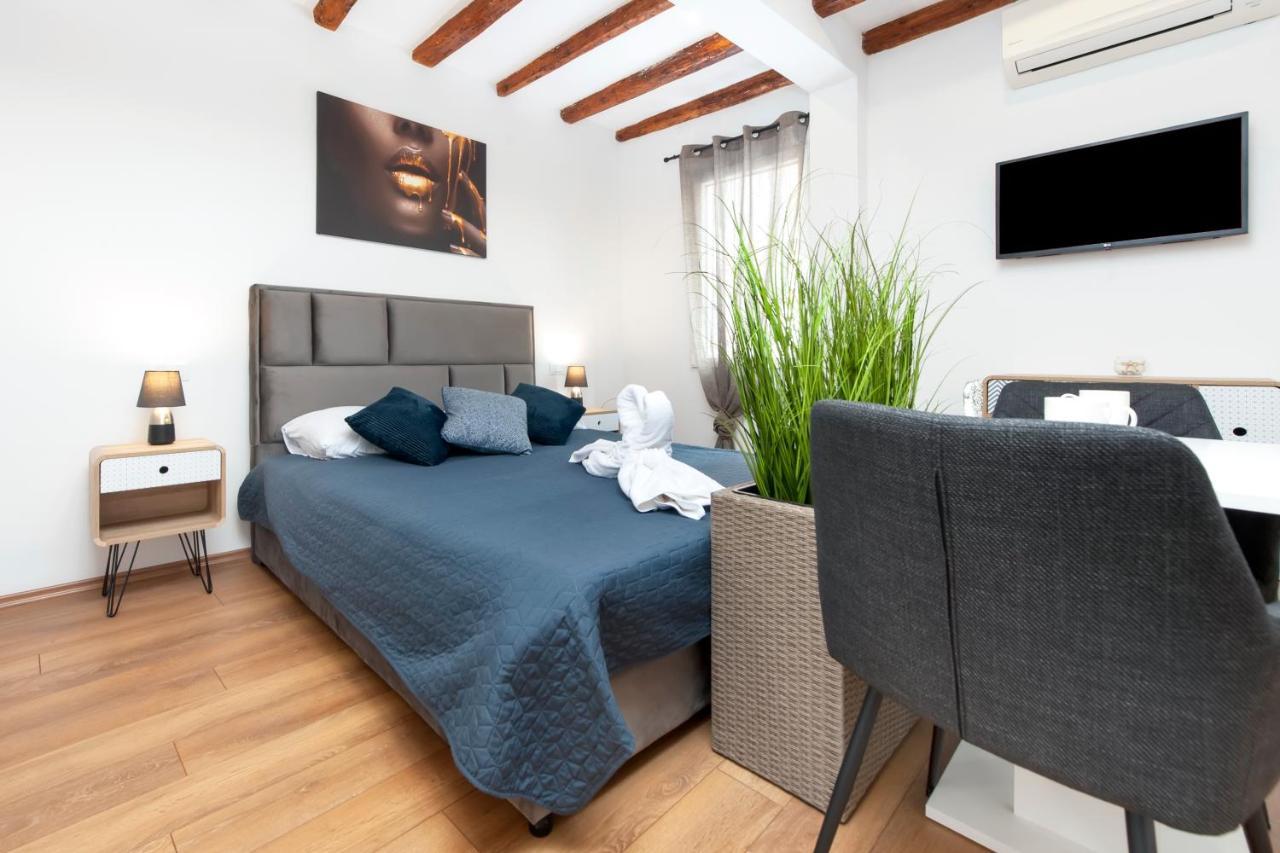 The Yellow House Apartments Rovinj Bagian luar foto