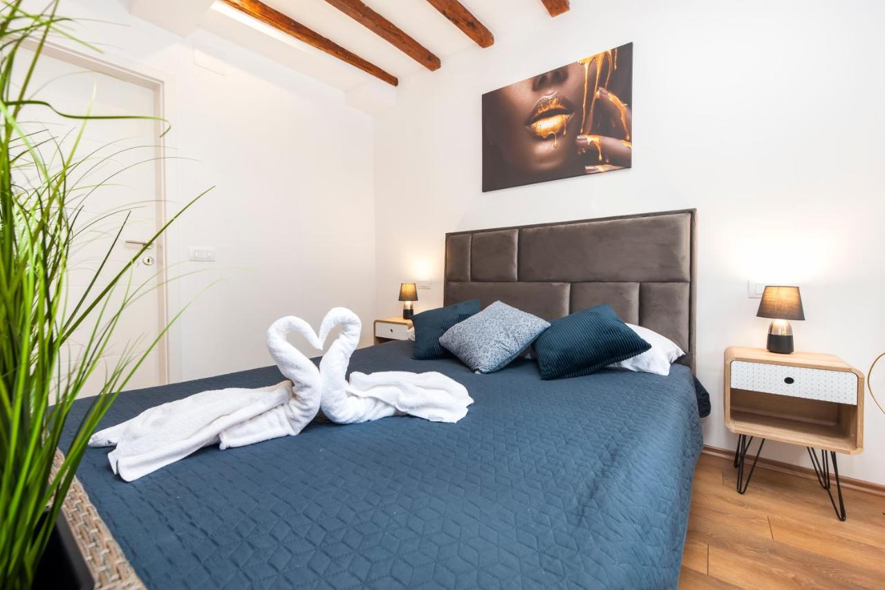 The Yellow House Apartments Rovinj Bagian luar foto